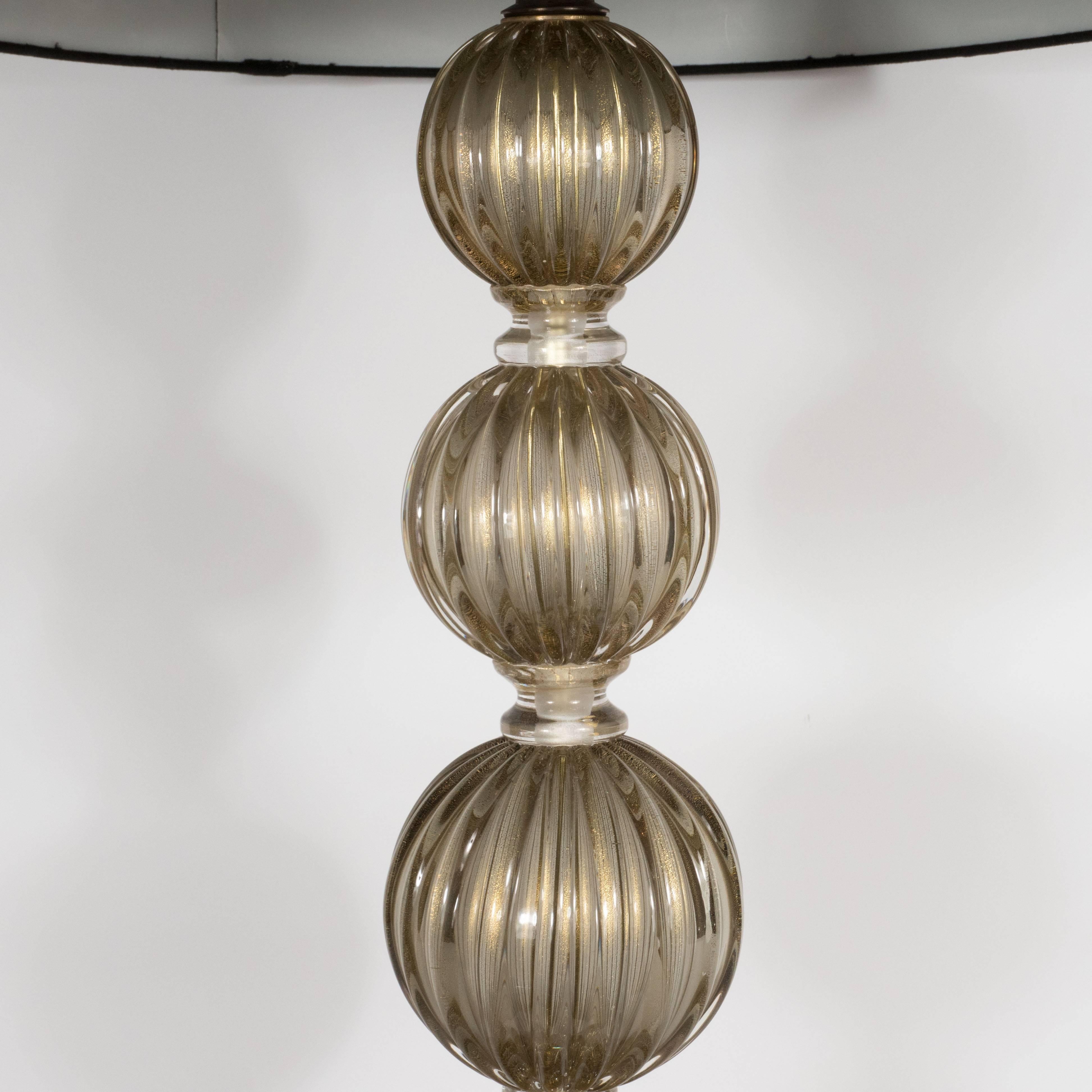 Moderne Paire de lampes de bureau modernistes en verre de Murano soufflé à la main et fumé, mouchetures d'or 24 carats en vente