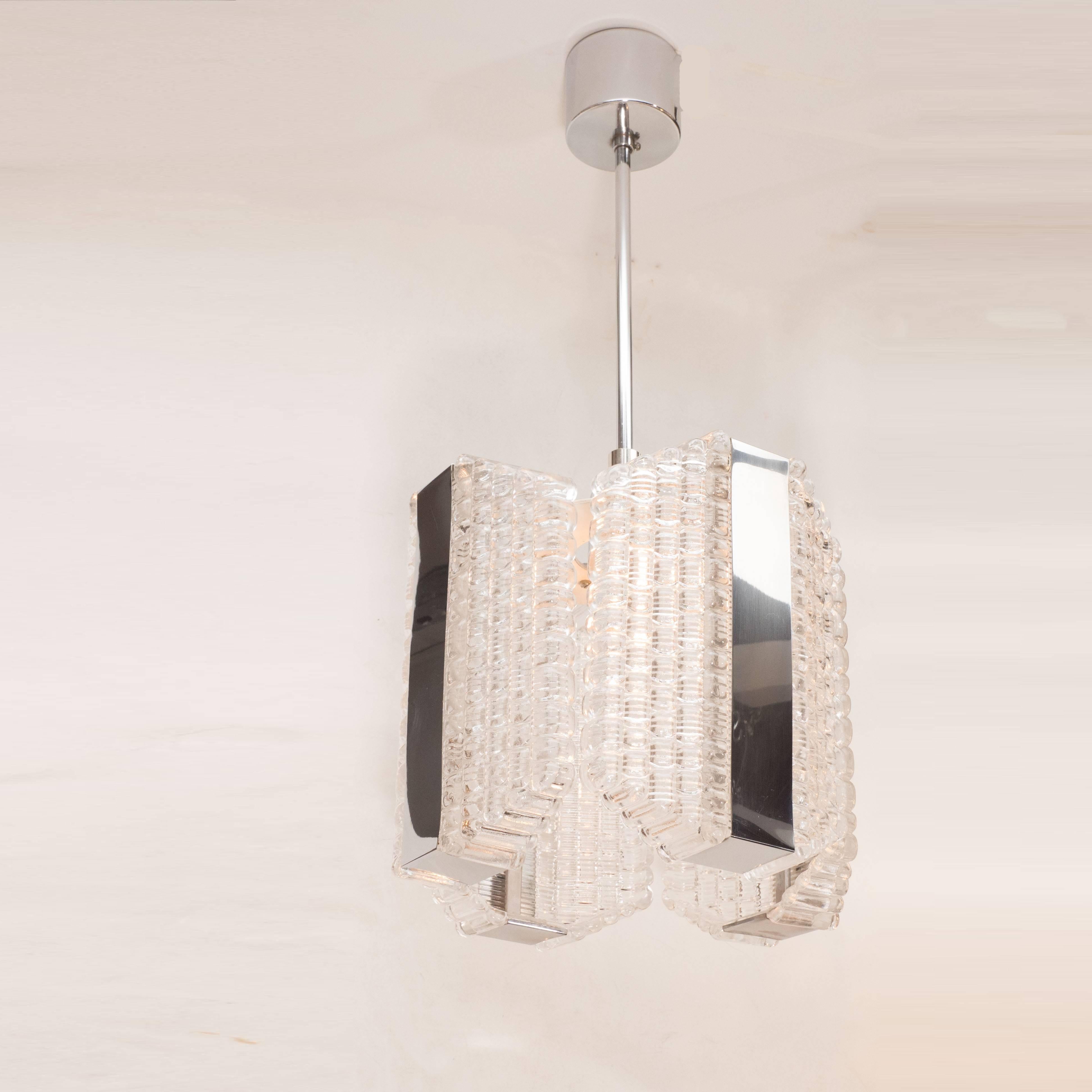 Questo splendido e sofisticato lampadario Mid-Century Modern è stato realizzato da Kinkeldey, uno dei più illustri studi di illuminazione tedeschi del XX secolo, intorno al 1960. Presenta quattro tonalità composte da file di vetro altamente