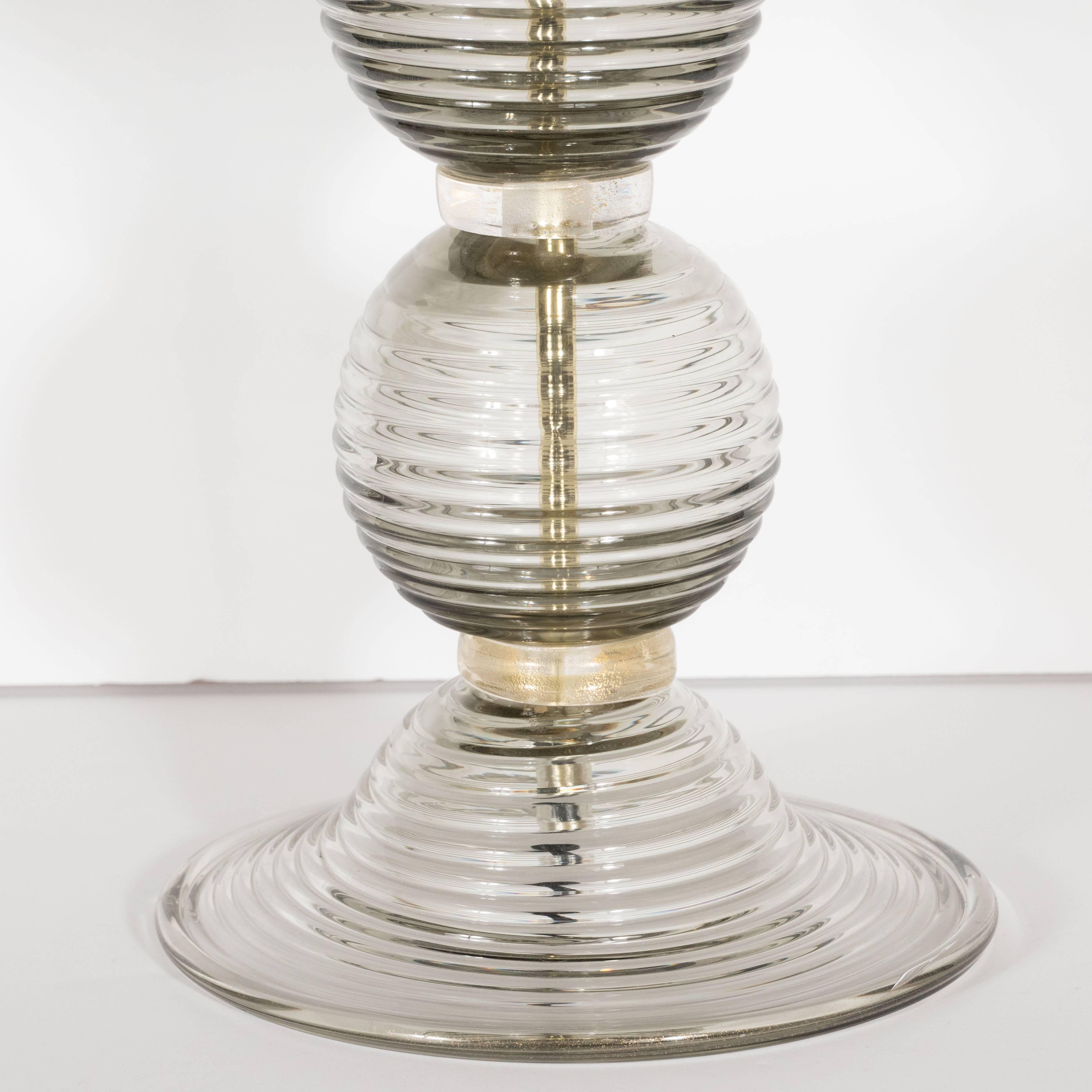 Paar mundgeblasene Muranoglas-Tischlampen aus geripptem und geräuchertem Glas mit Messingbeschlägen im Zustand „Hervorragend“ im Angebot in New York, NY