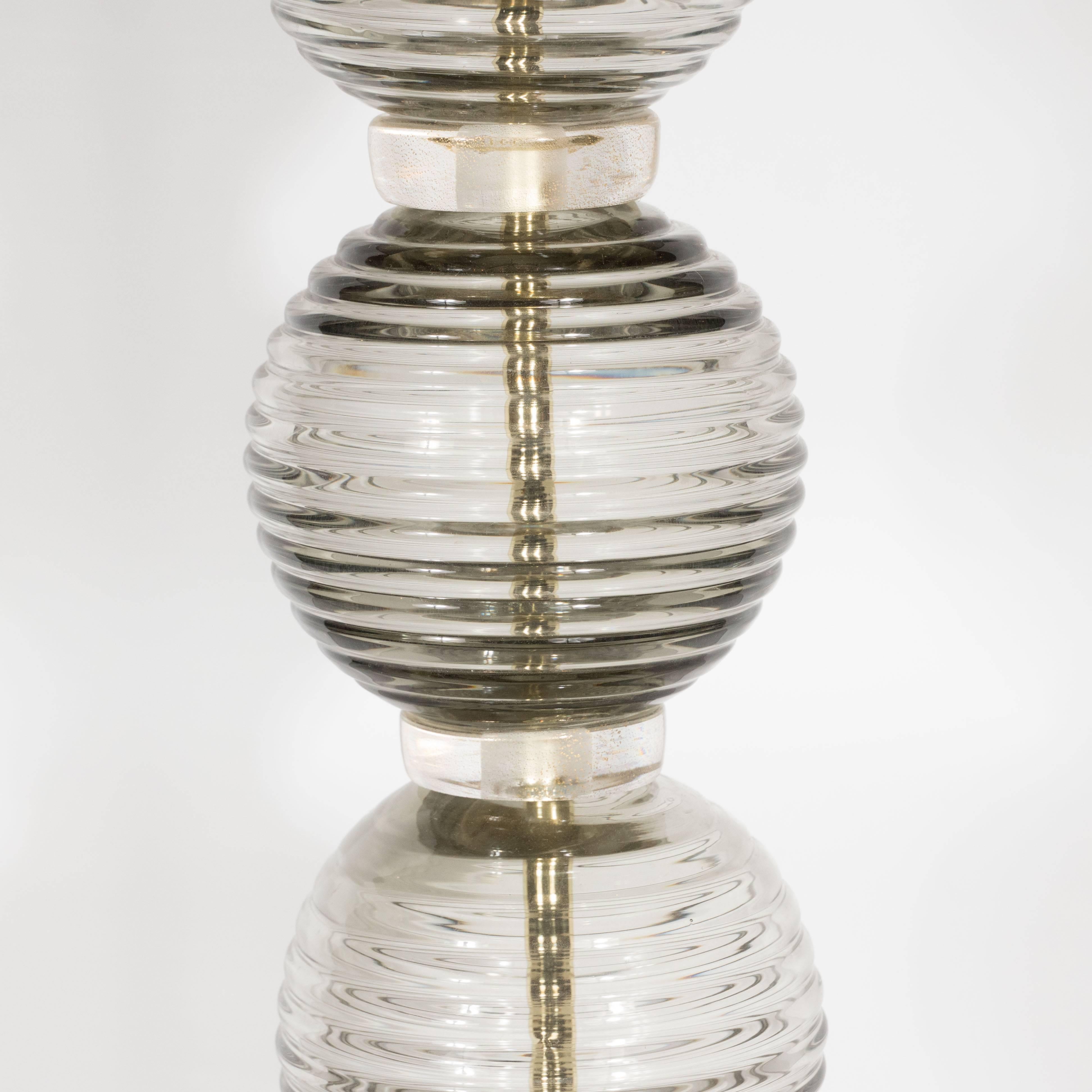Paar mundgeblasene Muranoglas-Tischlampen aus geripptem und geräuchertem Glas mit Messingbeschlägen (Italienisch) im Angebot