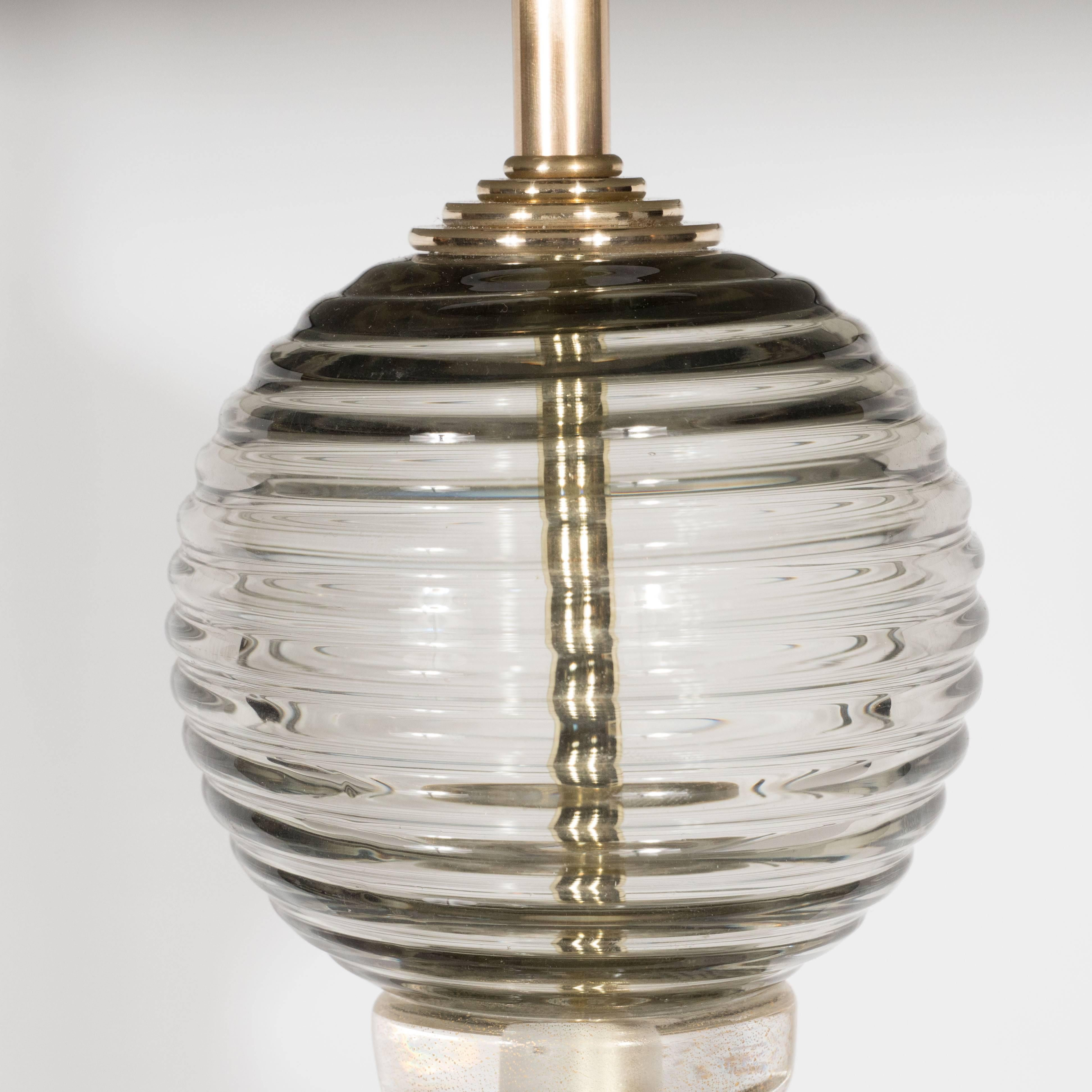 Paar mundgeblasene Muranoglas-Tischlampen aus geripptem und geräuchertem Glas mit Messingbeschlägen (21. Jahrhundert und zeitgenössisch) im Angebot