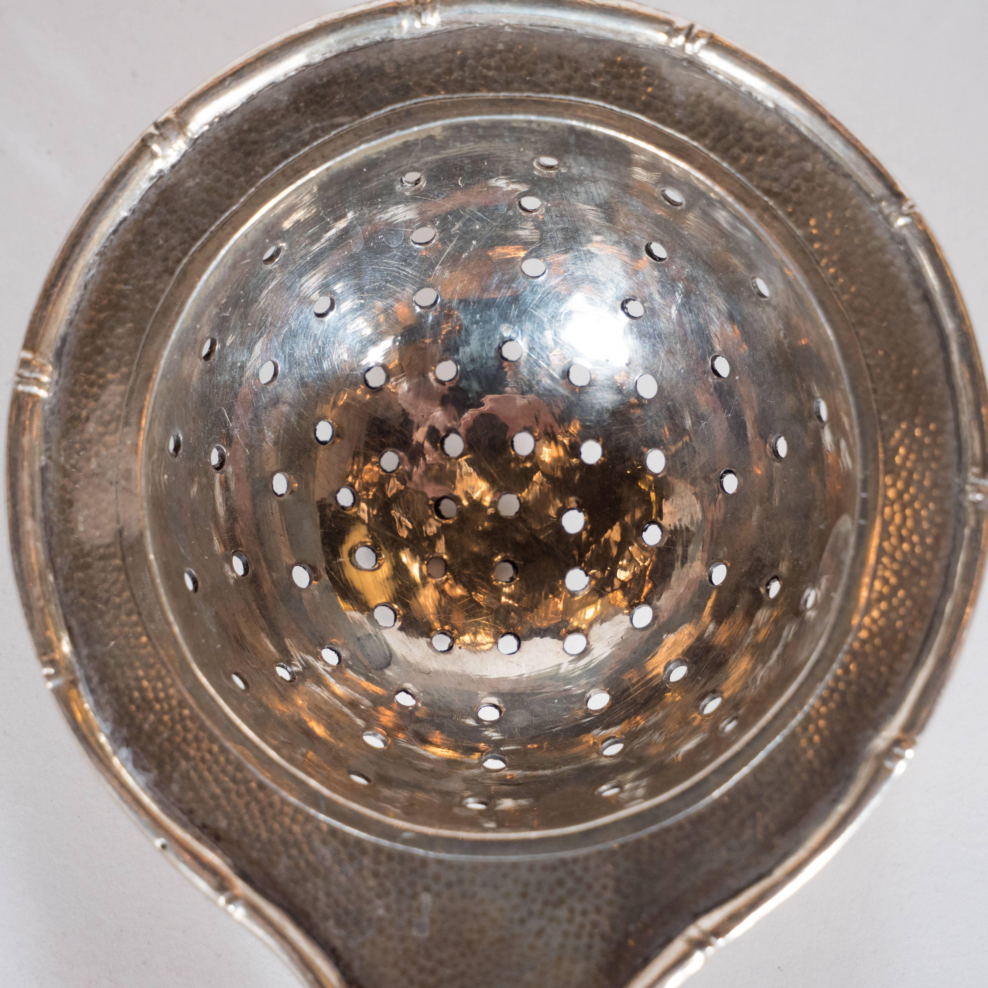 Colador de té perforado de plata de ley inglesa del siglo XIX en venta 2