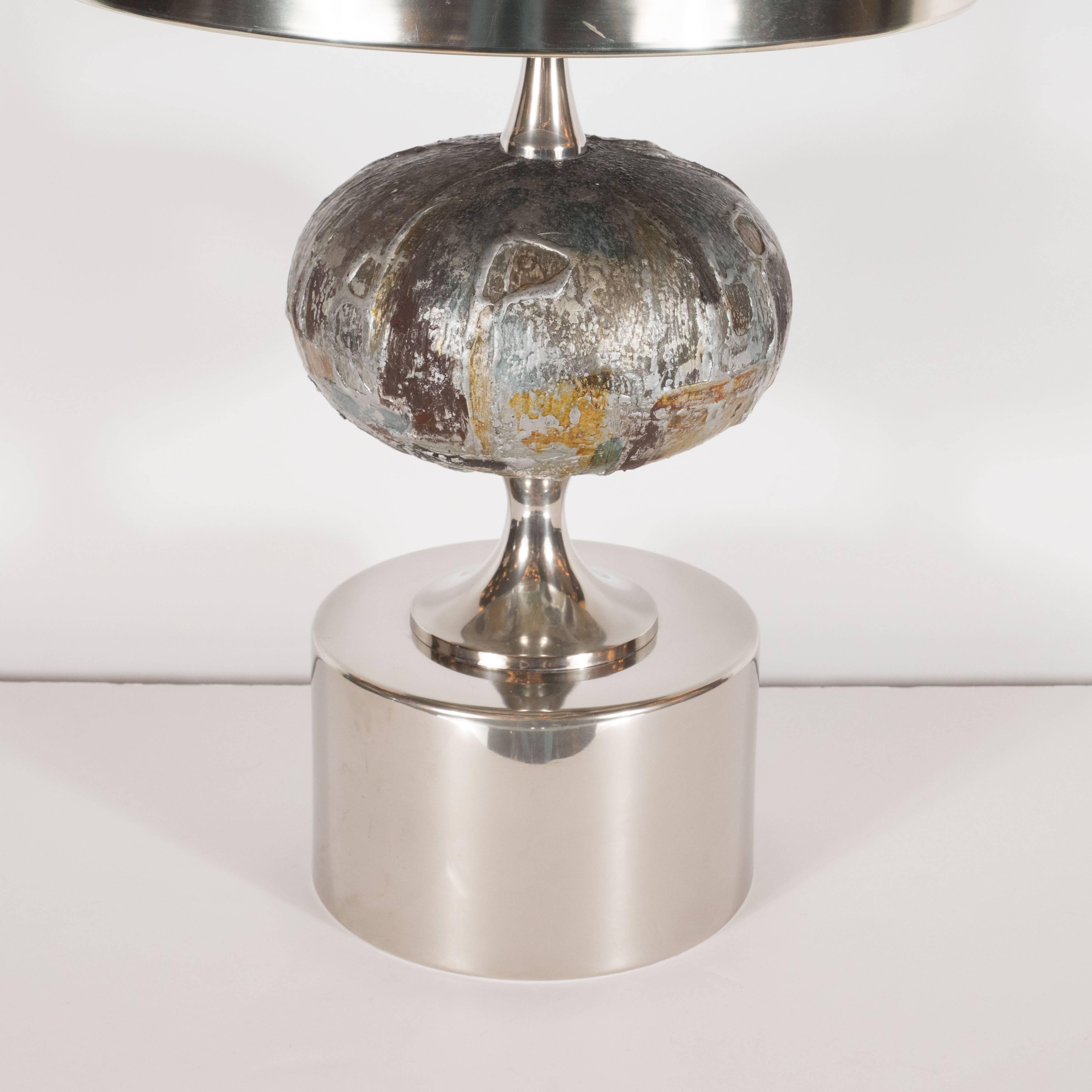 Nickel Lampe de table française moderne du milieu du siècle, peinte et fabriquée à la main, avec raccords en nickel en vente