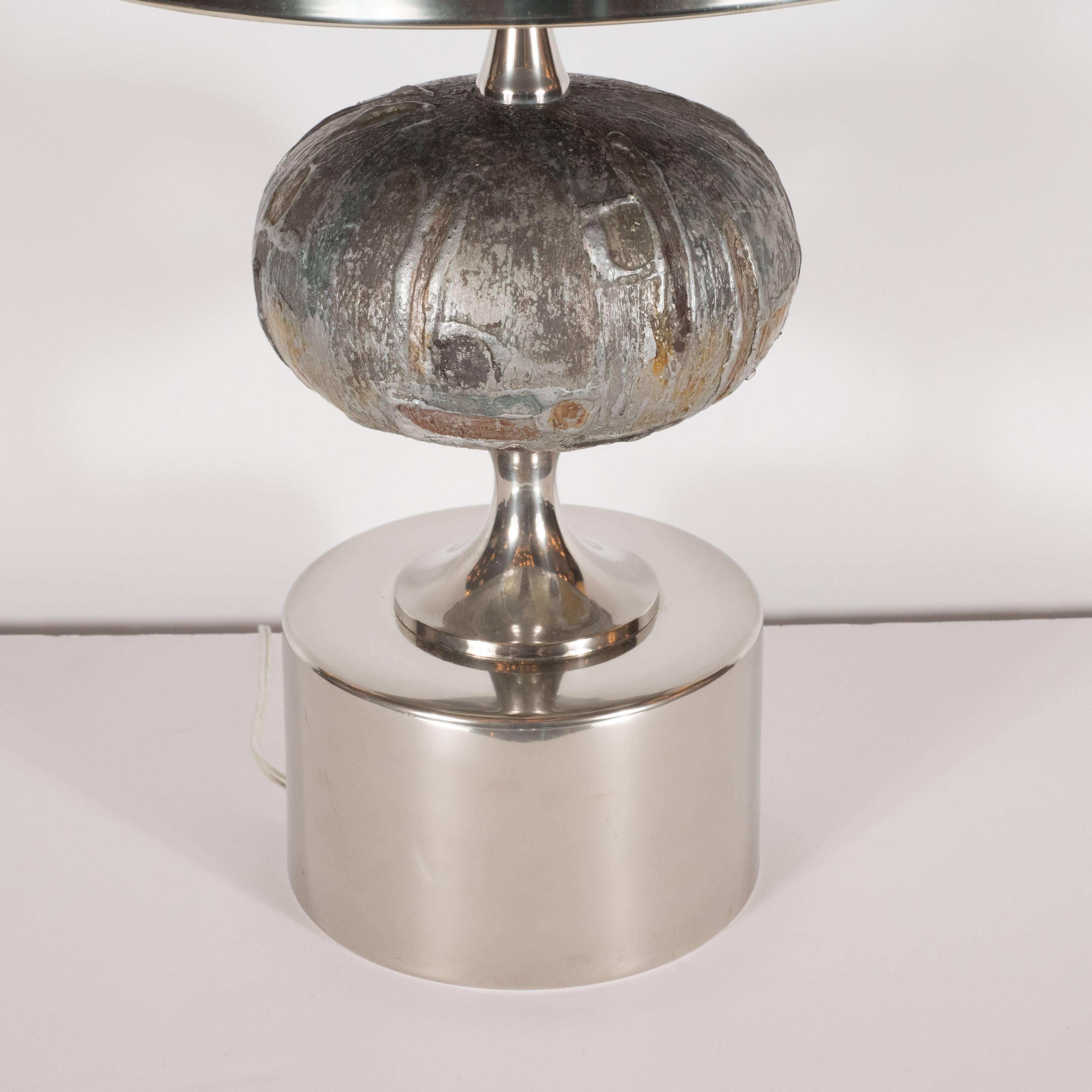 Handgefertigte, bemalte Mid-Century-Modern-Tischlampe mit Nickelbeschlägen im Angebot 3