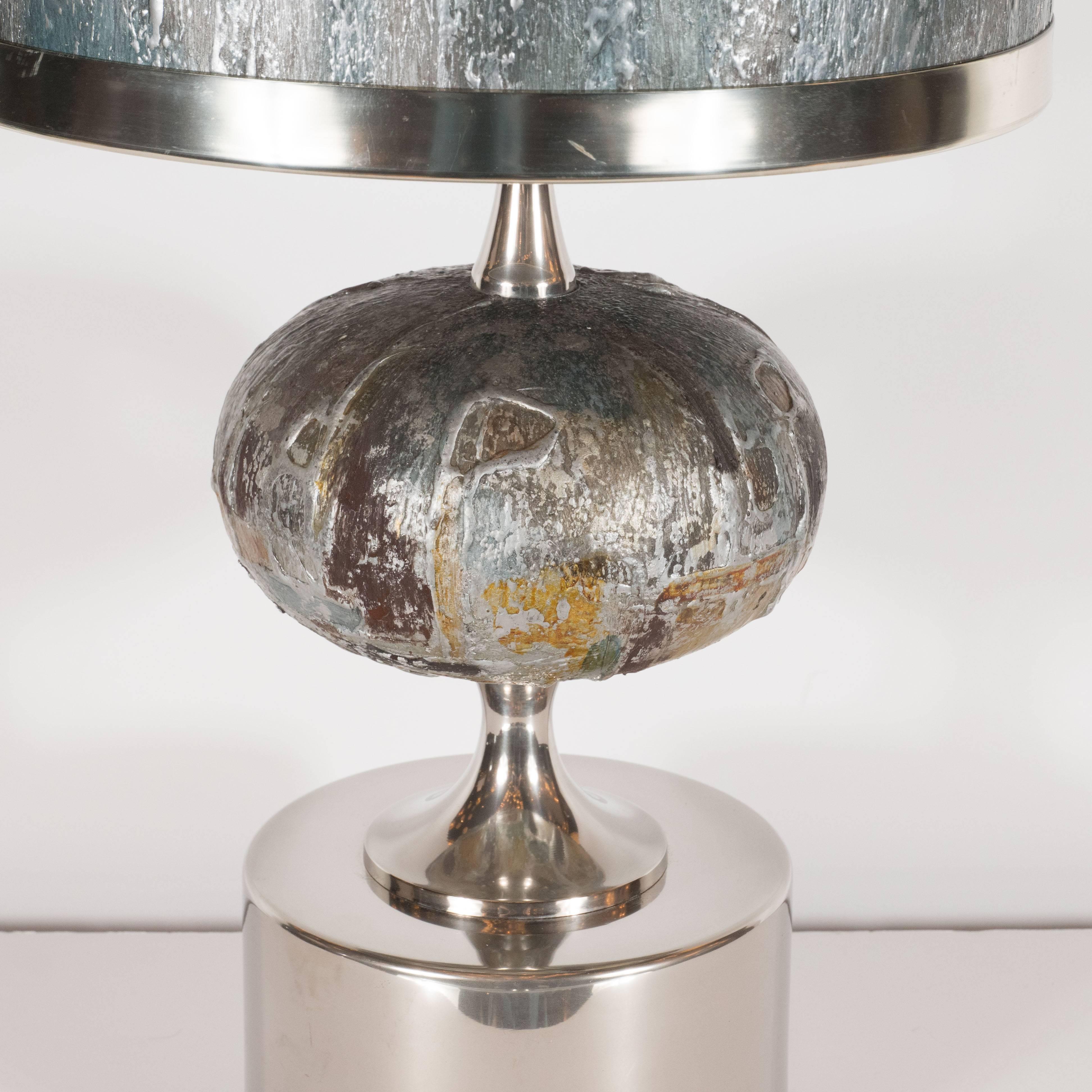 Handgefertigte, bemalte Mid-Century-Modern-Tischlampe mit Nickelbeschlägen (Mitte des 20. Jahrhunderts) im Angebot