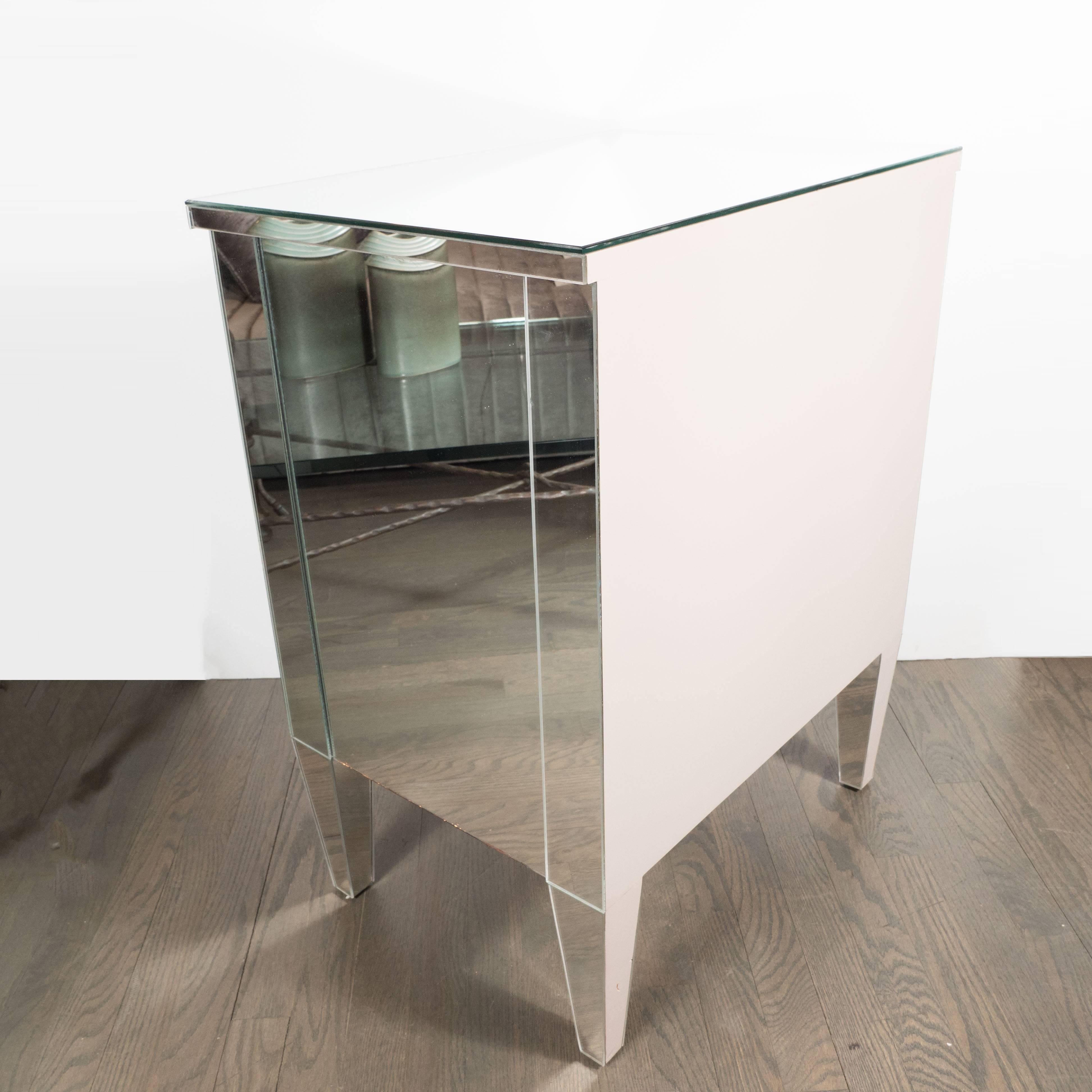 XXIe siècle et contemporain Paire de tables de nuit en miroir de style Hollywood Regency avec trois tiroirs en vente