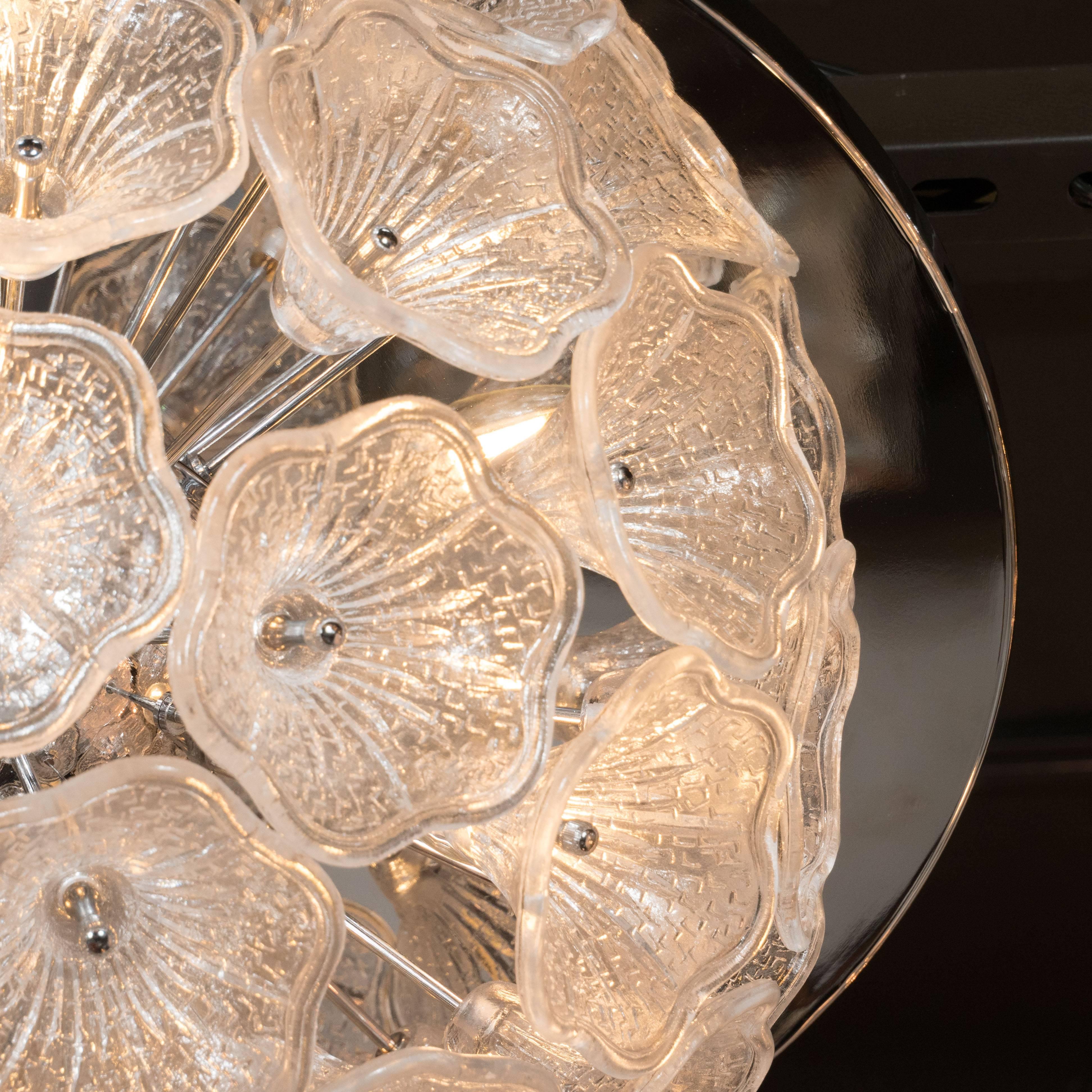 Lampadario floreale in vetro di Murano soffiato a mano con finiture in cromo lucido In condizioni ottime in vendita a New York, NY