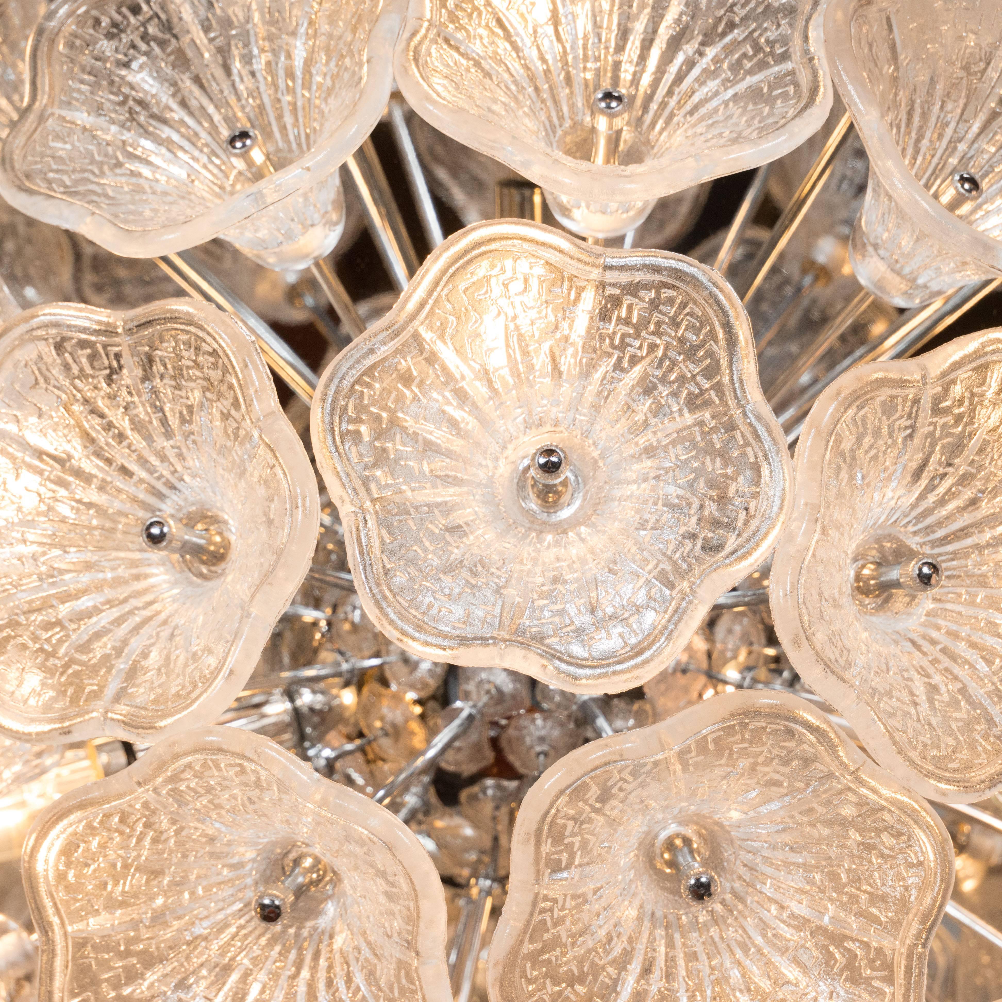 Fine XX secolo Lampadario floreale in vetro di Murano soffiato a mano con finiture in cromo lucido in vendita