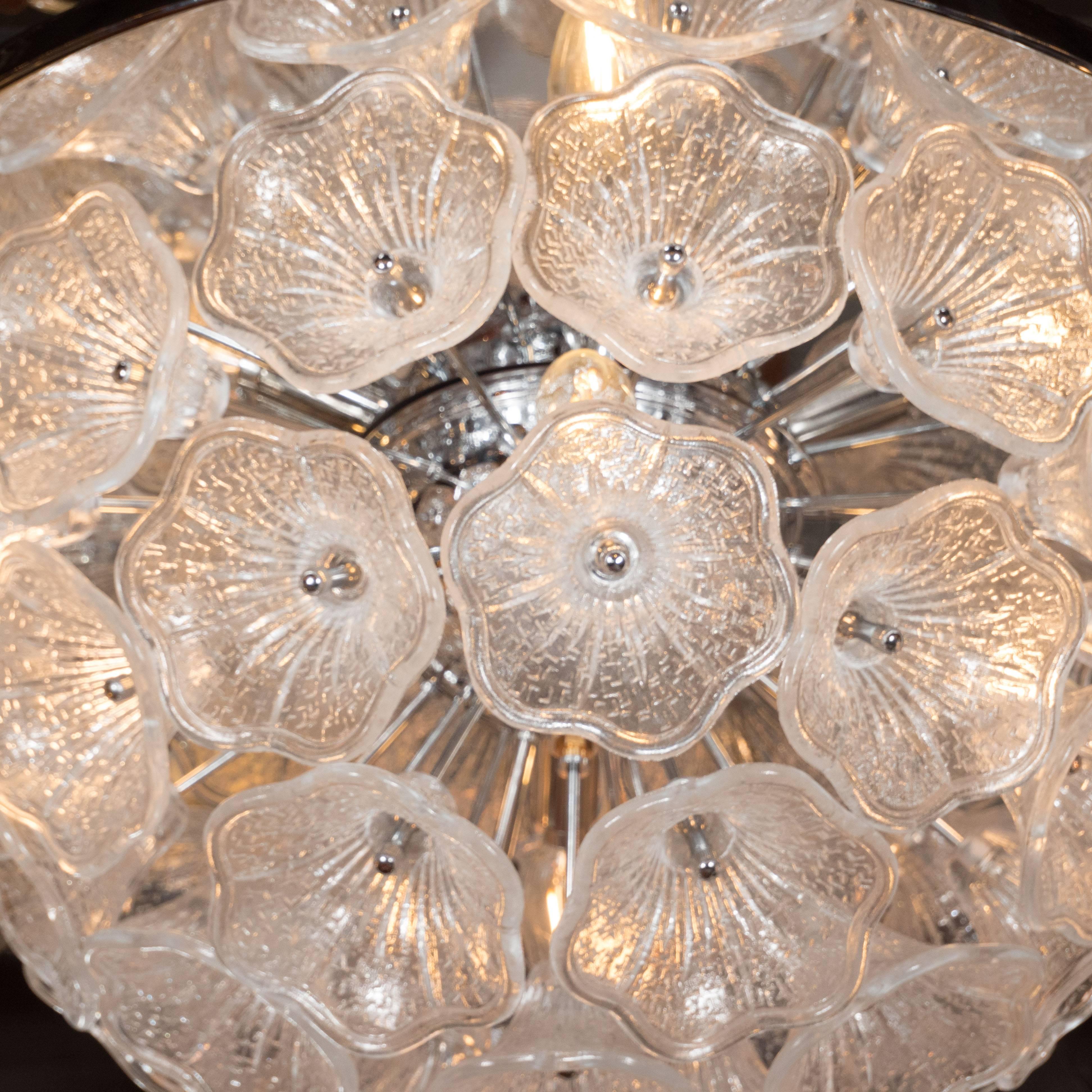 Vetro di Murano Lampadario floreale in vetro di Murano soffiato a mano con finiture in cromo lucido in vendita