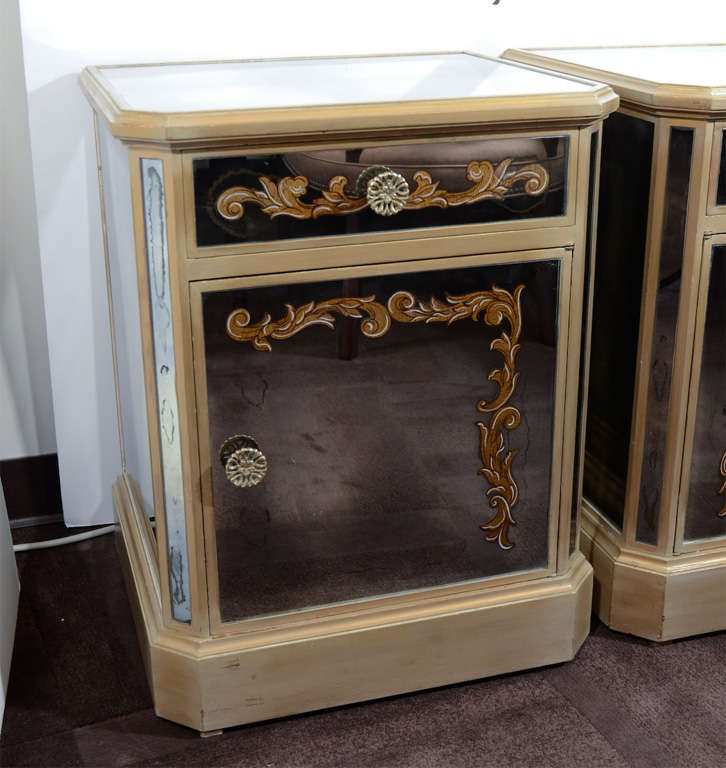 Pair of 1940s Hollywood Reverse Eglomise Mirrored End Tables/Nightstands (Hollywood Regency)