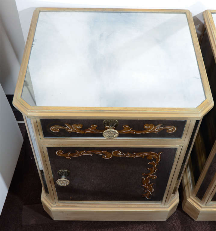 Pair of 1940s Hollywood Reverse Eglomise Mirrored End Tables/Nightstands (Vergoldetes Holz)