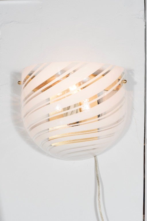 Handblown Mid-Century Modern White and Clear Swirl Murano Glass Wall Sconce In Excellent Condition For Sale In New York, NY