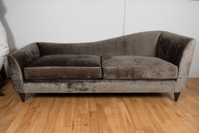 Elegant 1940s Hollywood Scrolled Sleigh Design Chaise in Smoked Pewter Velvet