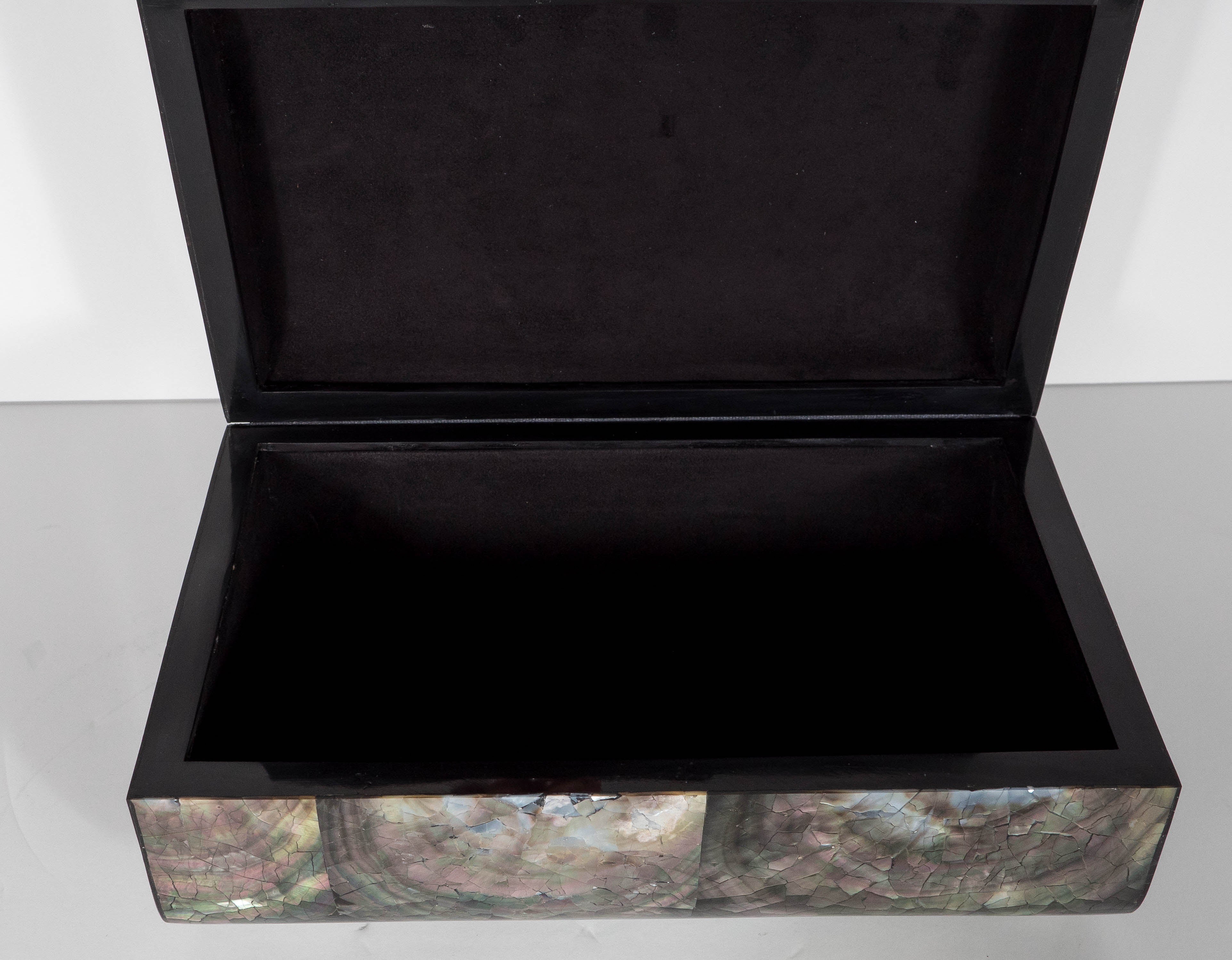 Contemporary Exquisite Blacktab Shell Box with Tahiti Shell Body and Black Shell Sides