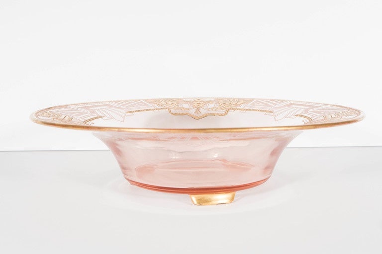 Questa ciotola in vetro color cognac chiaro presenta un disegno geometrico cubista Art Deco stilizzato con dettagli in oro 24k. Si tratta di una ciotola d'accento molto sofisticata che aggiungerebbe un tocco di glamour a qualsiasi