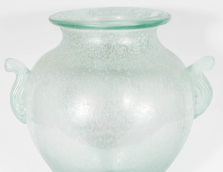 Mid-Century Modern Vase en verre de Murano soufflé à la main avec des bras à volutes à la manière de Karl Springer en vente