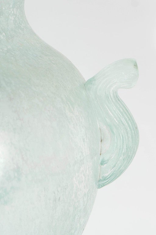 Vase aus mundgeblasenem Muranoglas mit geschwungenen Armen nach Art von Karl Springer (Italienisch) im Angebot