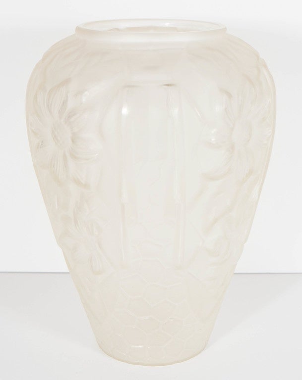 Art-Déco-Vase aus mattiertem Glas mit Relief und kubistischem Relief  Florales und geometrisches Design (Art déco) im Angebot