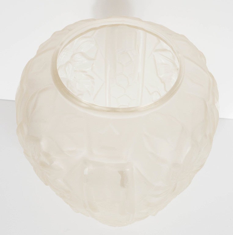 Art-Déco-Vase aus mattiertem Glas mit Relief und kubistischem Relief  Florales und geometrisches Design (Französisch) im Angebot