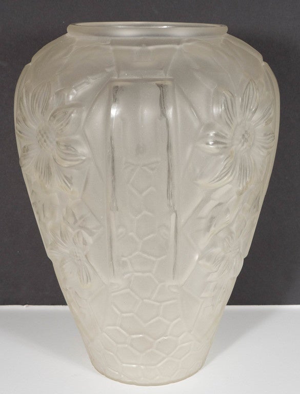 Art-Déco-Vase aus mattiertem Glas mit Relief und kubistischem Relief  Florales und geometrisches Design im Zustand „Hervorragend“ im Angebot in New York, NY