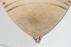 Ensemble de trois appliques d'angle Art Déco de l'ère des machines en bakélite texturée et laiton