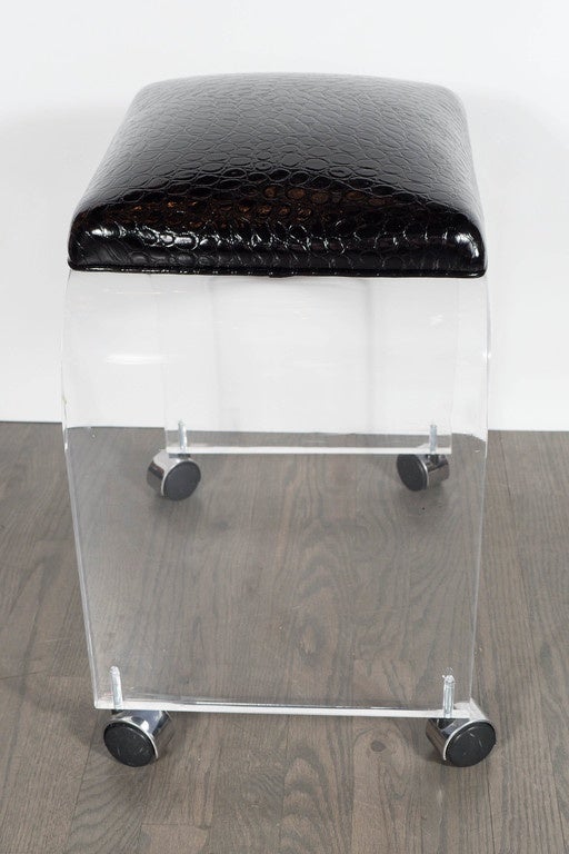 Américain Tabouret ou banc moderniste Cascade en lucite du milieu du siècle dernier avec faux crocodile noir en vente