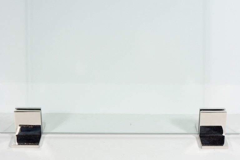 Maßgefertigter moderner Kaminschirm aus poliertem Nickel und gehärtetem Glas (Moderne) im Angebot