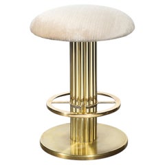 Sgabello da bancone in ottone con design Mid-Century, pensato per il tempo libero, con struttura scanalata e rivestimento color crema