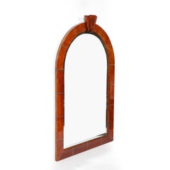 Miroir bombé en cuir de chèvre laqué, à motifs en mosaïque, datant du milieu du siècle, signé Karl Springer