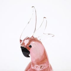Coppia di sculture di cacatua in vetro di Murano soffiato a mano, in tonalità rosa, risalenti alla metà del secolo, con finiture in oro 24k