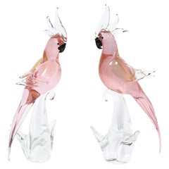 Coppia di sculture di cacatua in vetro di Murano soffiato a mano, in tonalità rosa, risalenti alla metà del secolo, con finiture in oro 24k