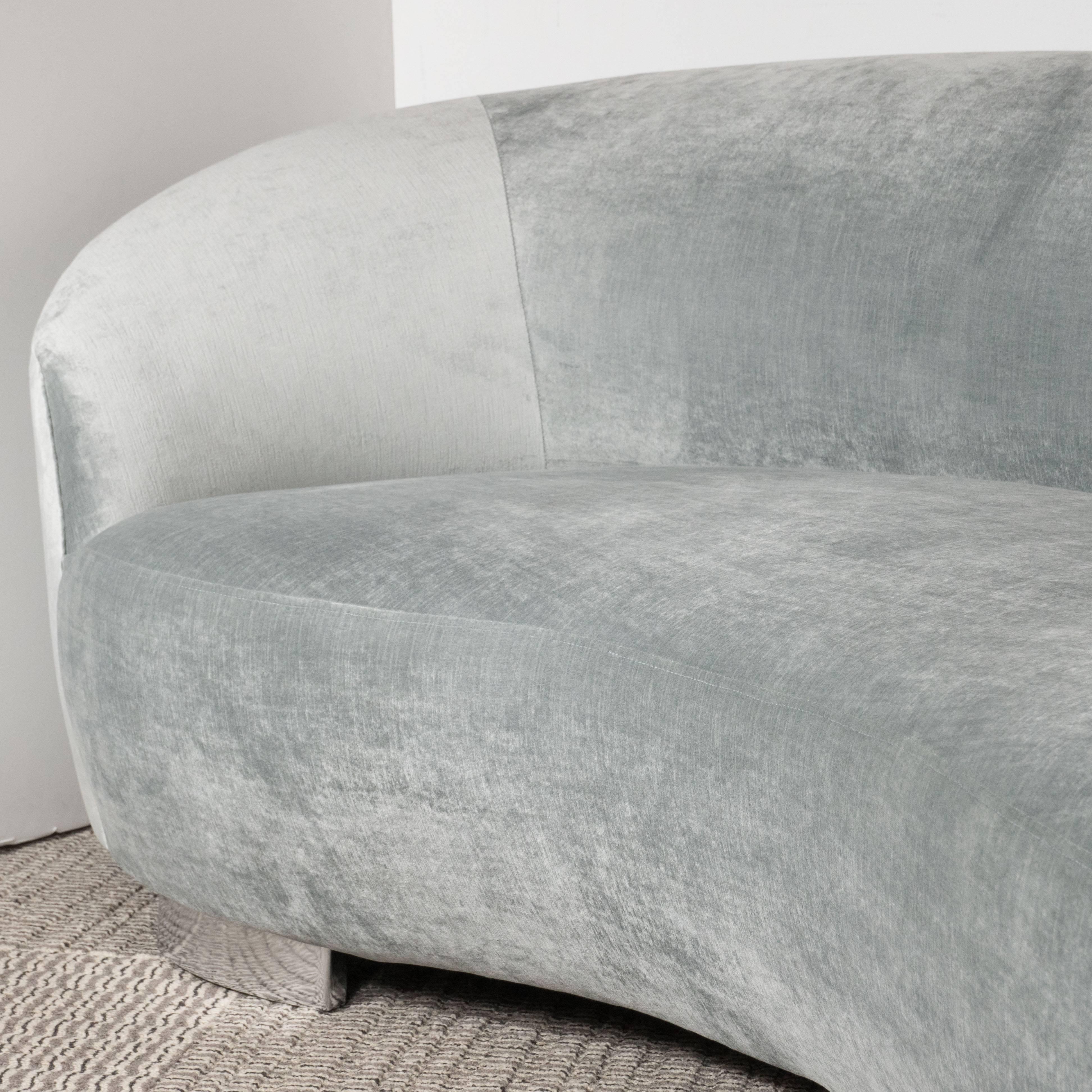 Late 20th Century Platinum Velvet Mid-Century Modernist Sofa in the Manner of Vladimir Kagan