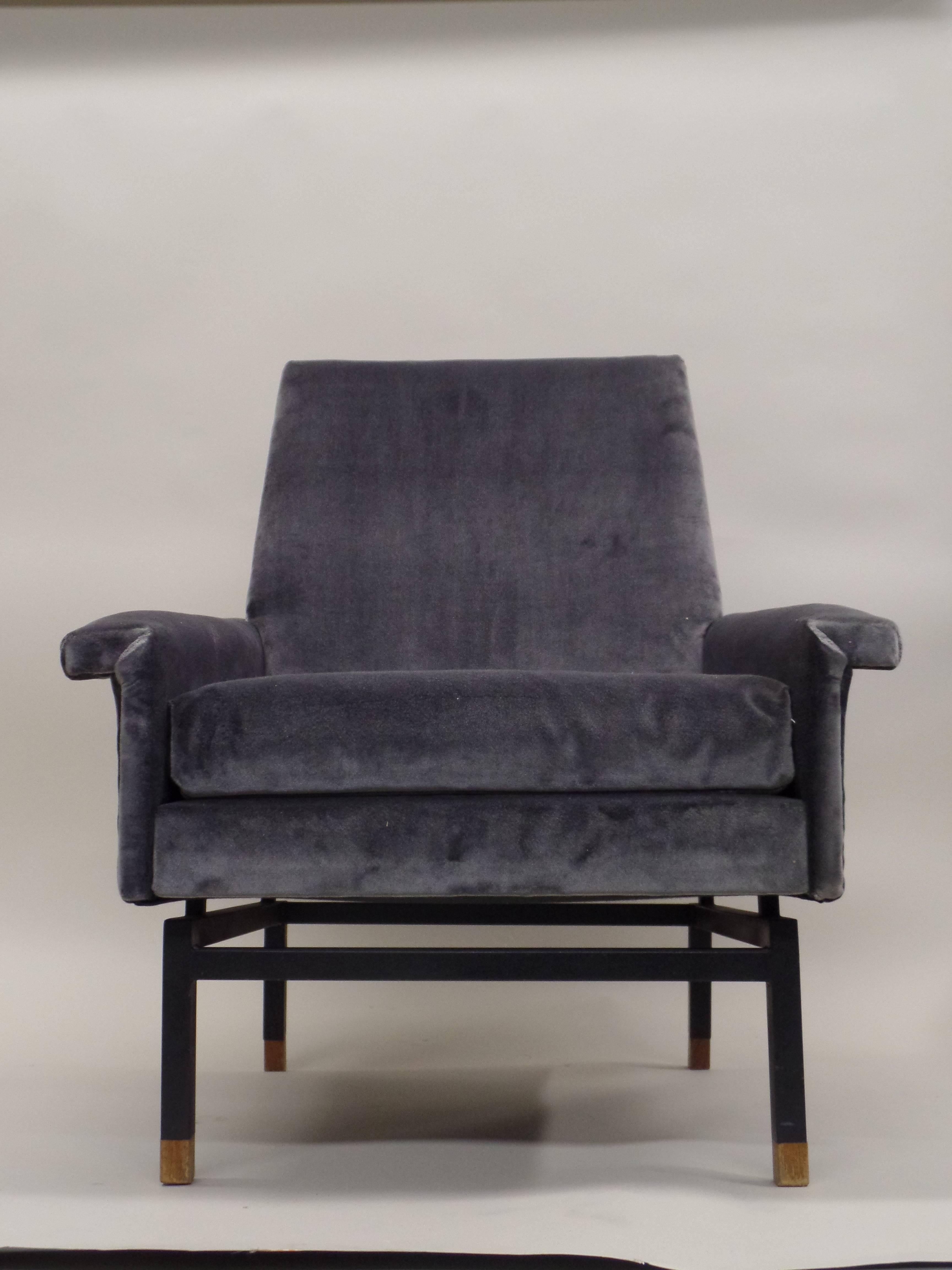 Élégante paire de fauteuils italiens modernes du milieu du siècle attribués à Gianfranco Frattini. Les chaises sont étonnamment surélevées et en porte-à-faux au-dessus d'un cadre en métal émaillé doté de pieds sabres arrière.

 