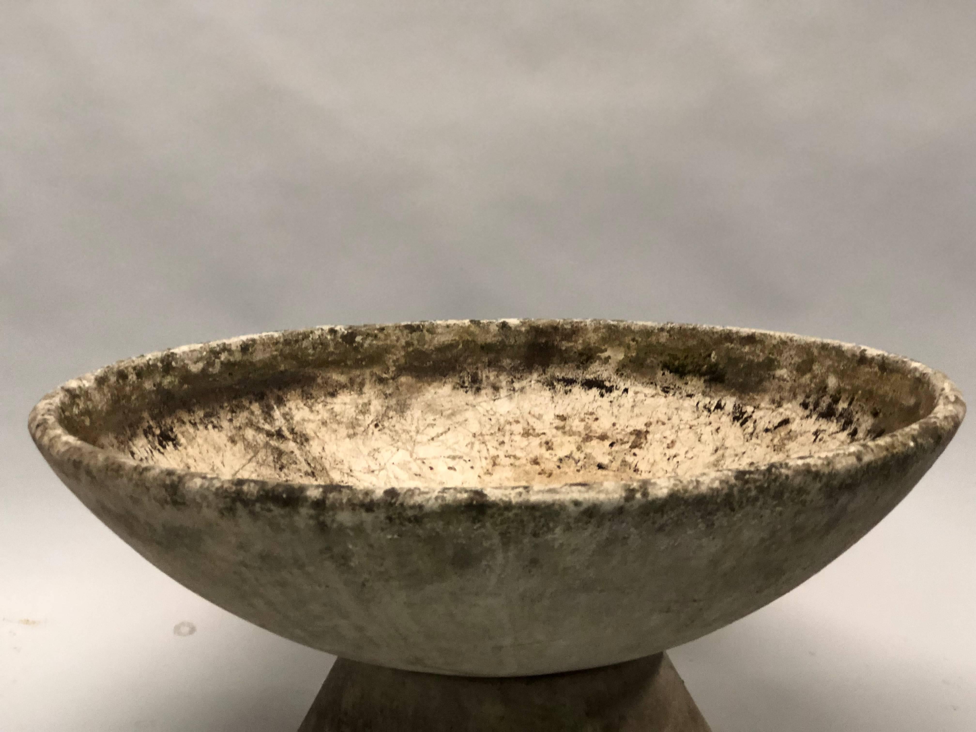 1 Large Mid-Century Modern Fiber Concrete Architectural Planter by Willy Guhl In Good Condition For Sale In New York, NY
