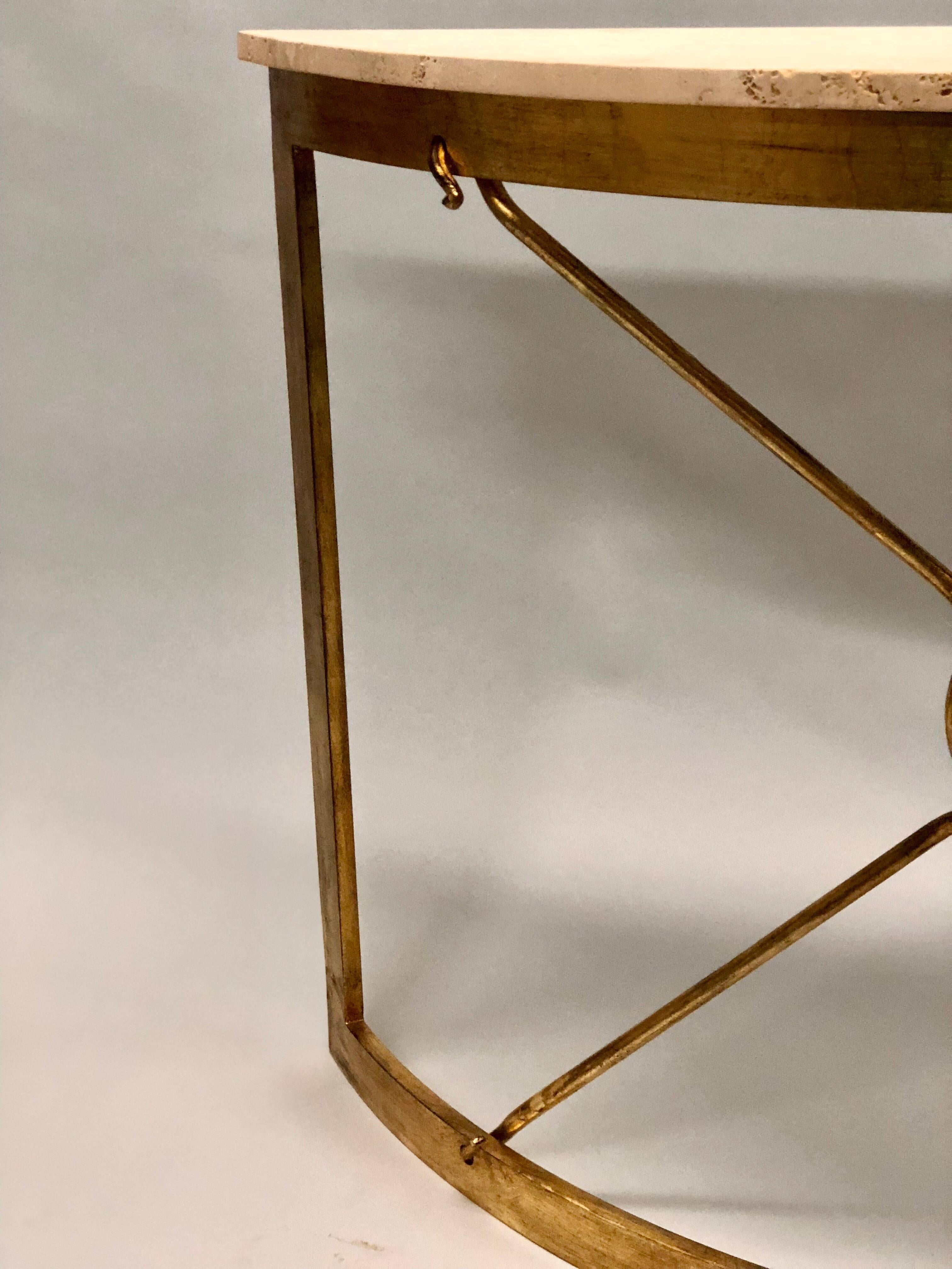 2 moderne italienische moderne neoklassizistische Demi-Lune-Konsole aus vergoldetem Eisen von Gio Banci & Hermes (Travertin) im Angebot