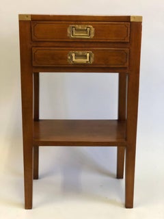 Pareja de mesillas de noche / mesas auxiliares marineras francesas de estilo moderno de mediados de siglo