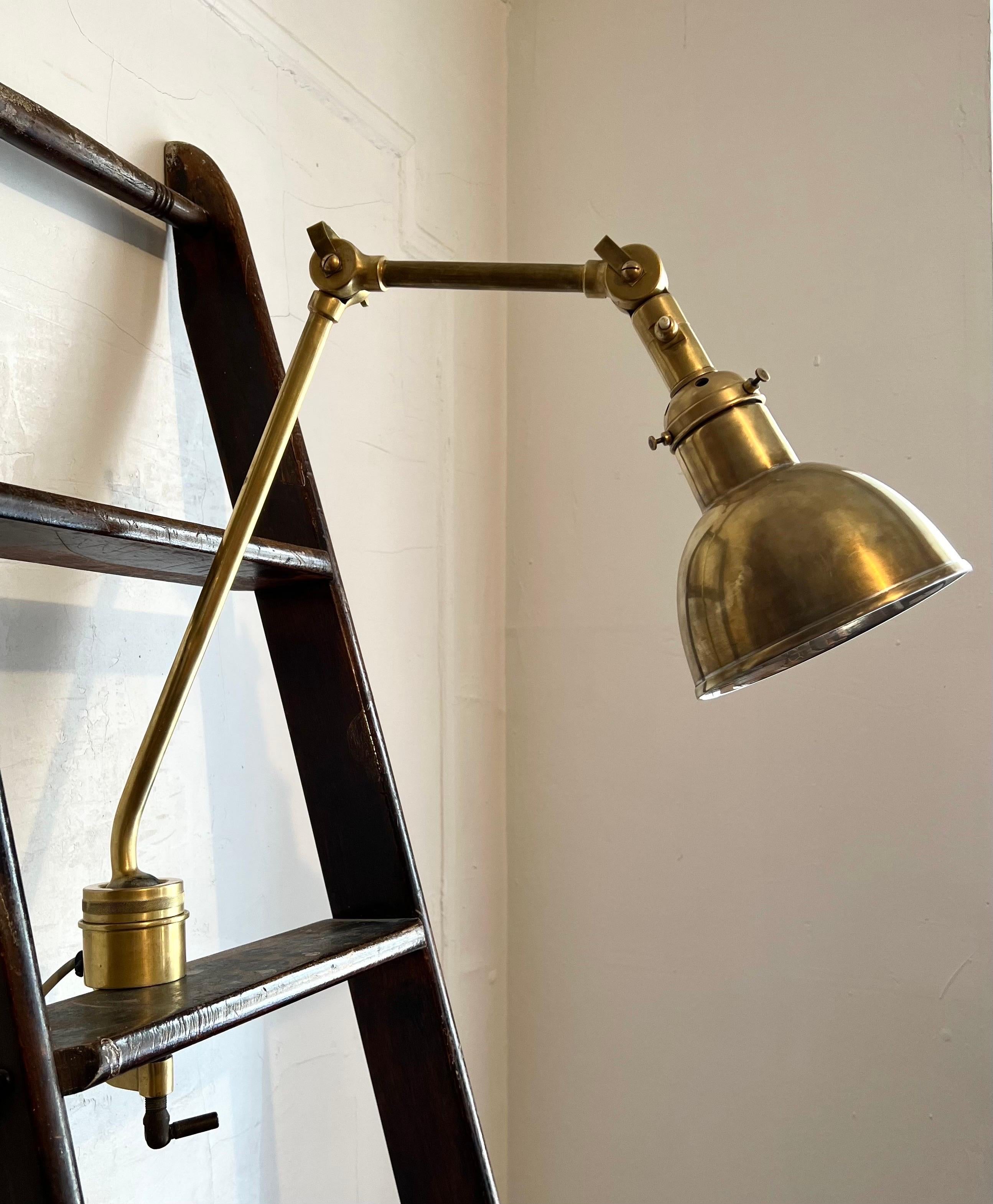 Schwedische Mid-Century Modern-Lampe mit Meeresgelenk für Wand, Tisch, Schreibtisch (Moderne der Mitte des Jahrhunderts) im Angebot