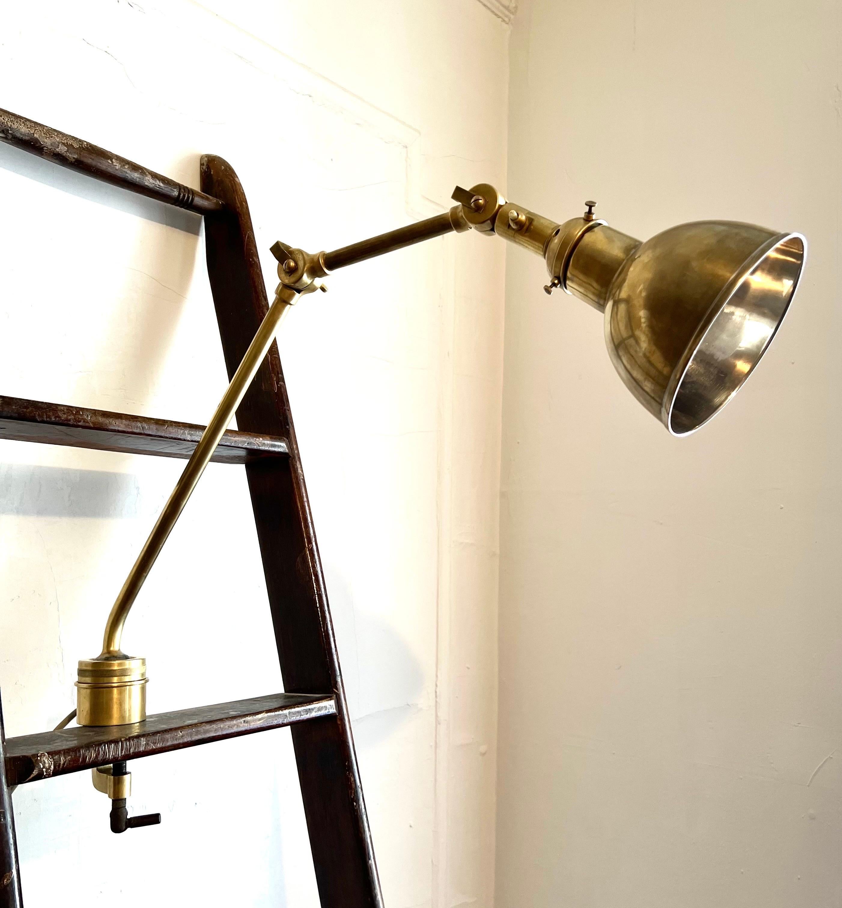 Lampe à éclairage articulée suédoise moderne de style mi-siècle moderne en forme de marine pour mur, table et bureau Bon état - En vente à New York, NY