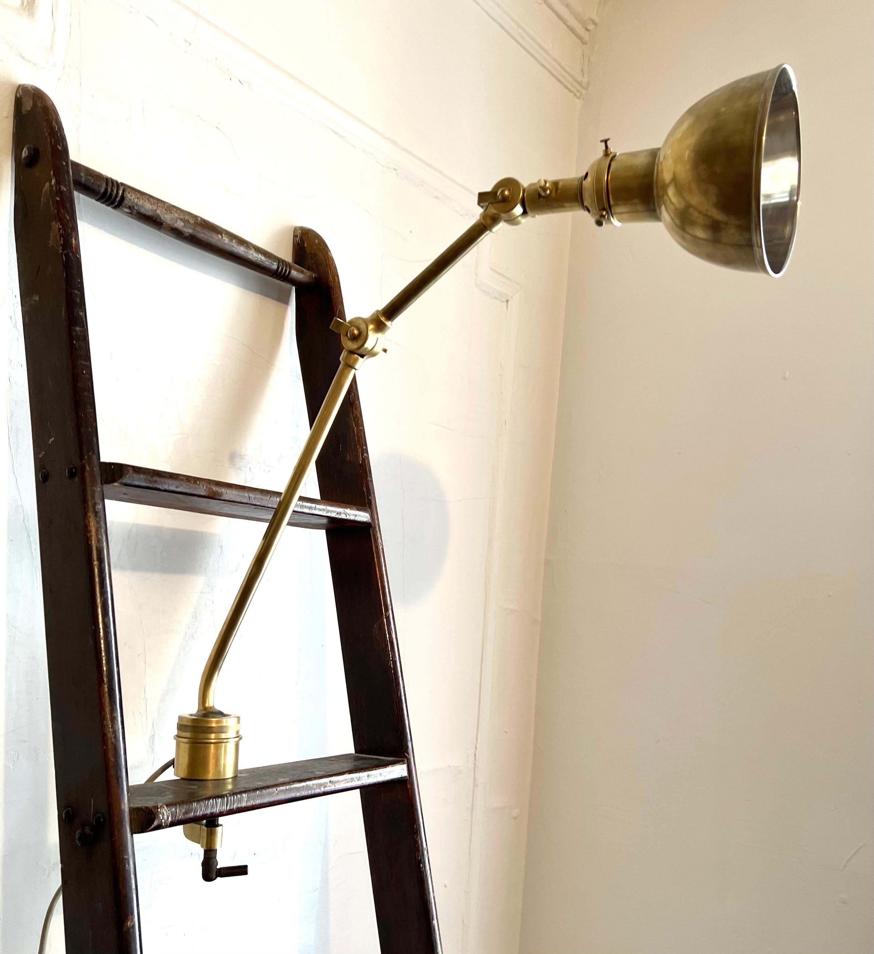 Laiton Lampe à éclairage articulée suédoise moderne de style mi-siècle moderne en forme de marine pour mur, table et bureau en vente