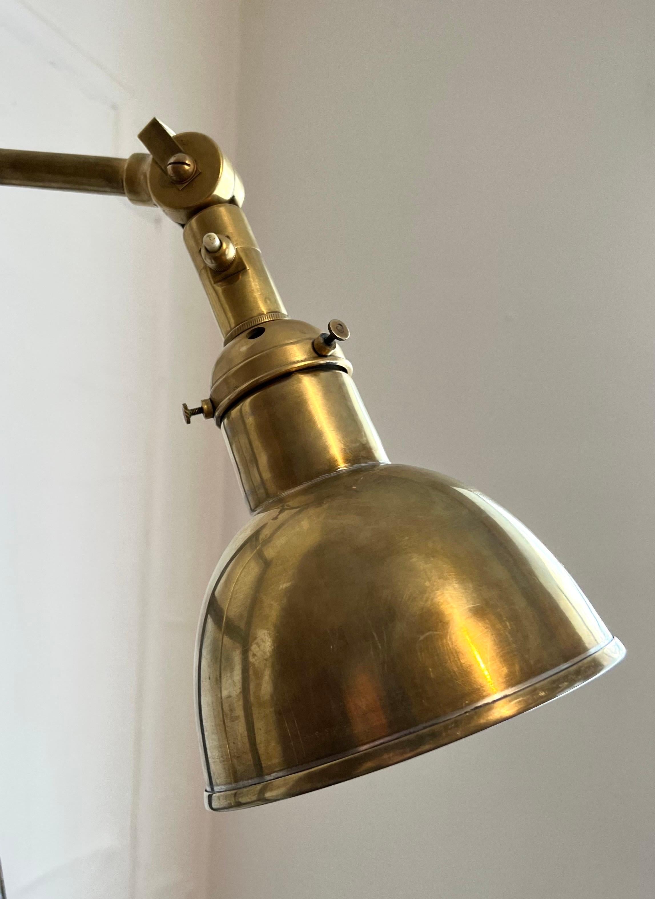 Lampe à éclairage articulée suédoise moderne de style mi-siècle moderne en forme de marine pour mur, table et bureau en vente 2