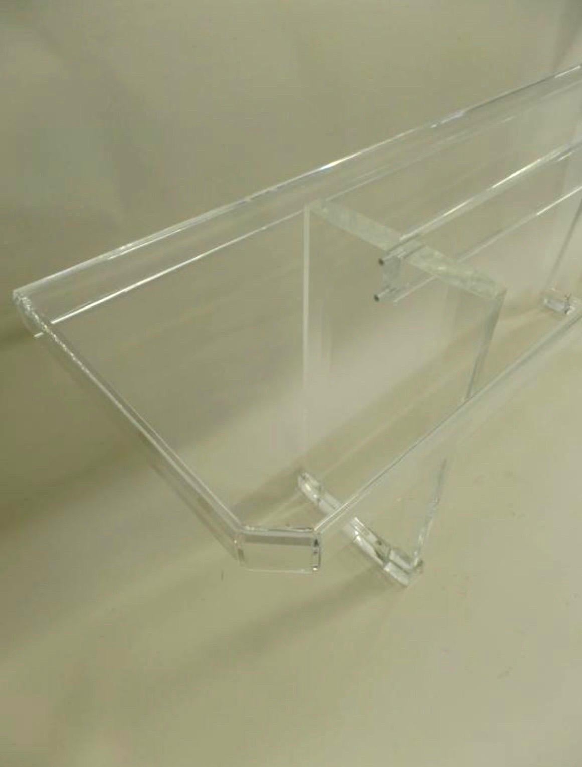 Français Deux grandes consoles ou tables de canapé en lucite françaises, de style mi-siècle moderne en vente