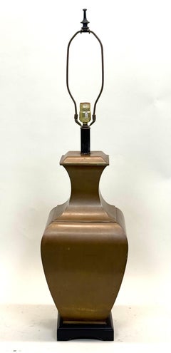 Zwei große französische neoklassizistische Mid-Century Modern-Tischlampen aus Messing und Bronze