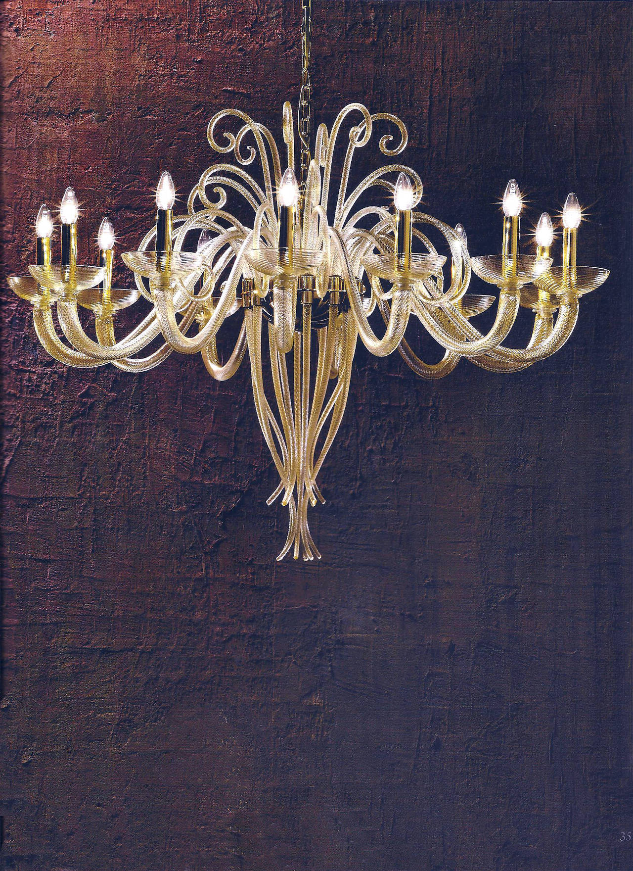 Uno splendido lampadario/pendente in vetro veneziano in stile metà secolo in vetro dorato. L'opera evoca la presenza eterea di un poetico bouquet di fiori, con un senso armonioso di flusso ed equilibrio.

Questo pezzo moderno e tradizionale può