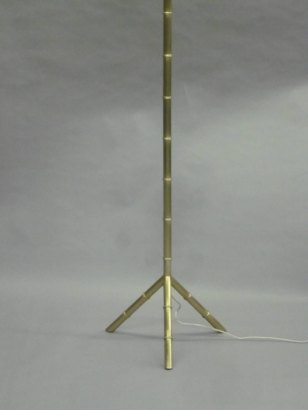 Paire de lampadaires néoclassiques français en faux bambou, Jacques Adnet Bon état - En vente à New York, NY