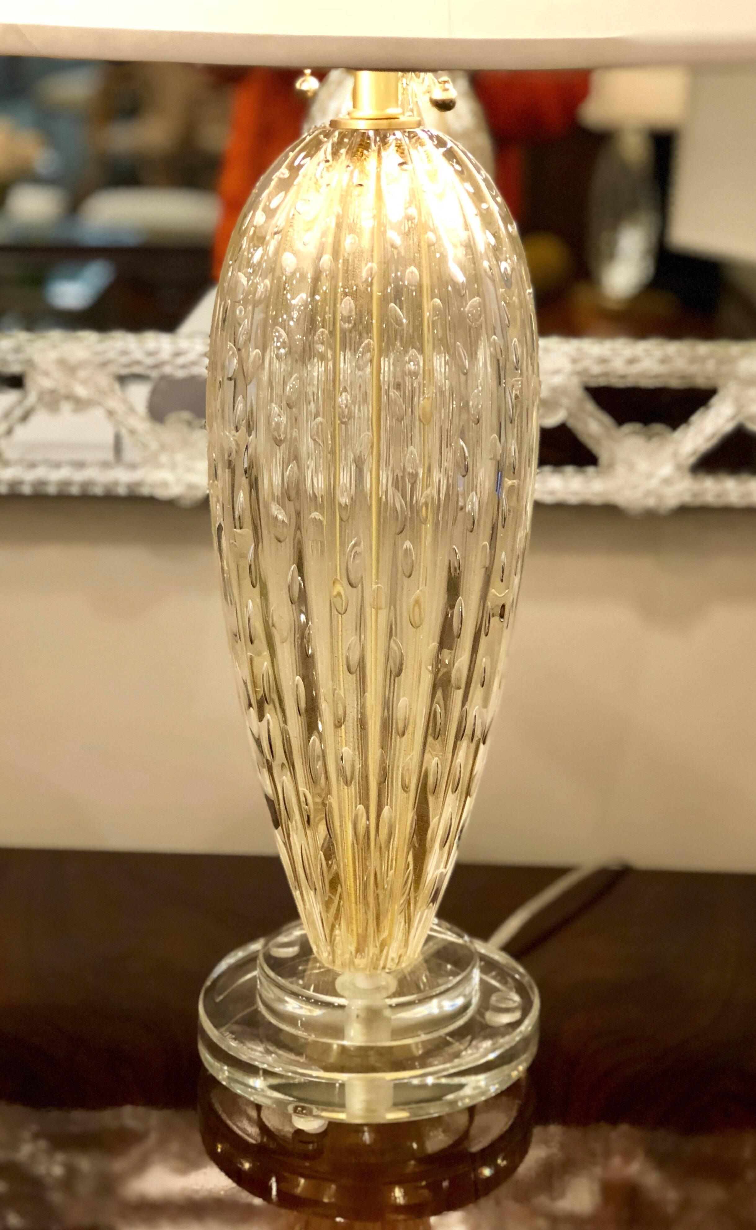 Mid-Century Modern Paire de lampes de table italiennes en verre vnitien et de Murano, transparentes et dores, style Midcentury en vente