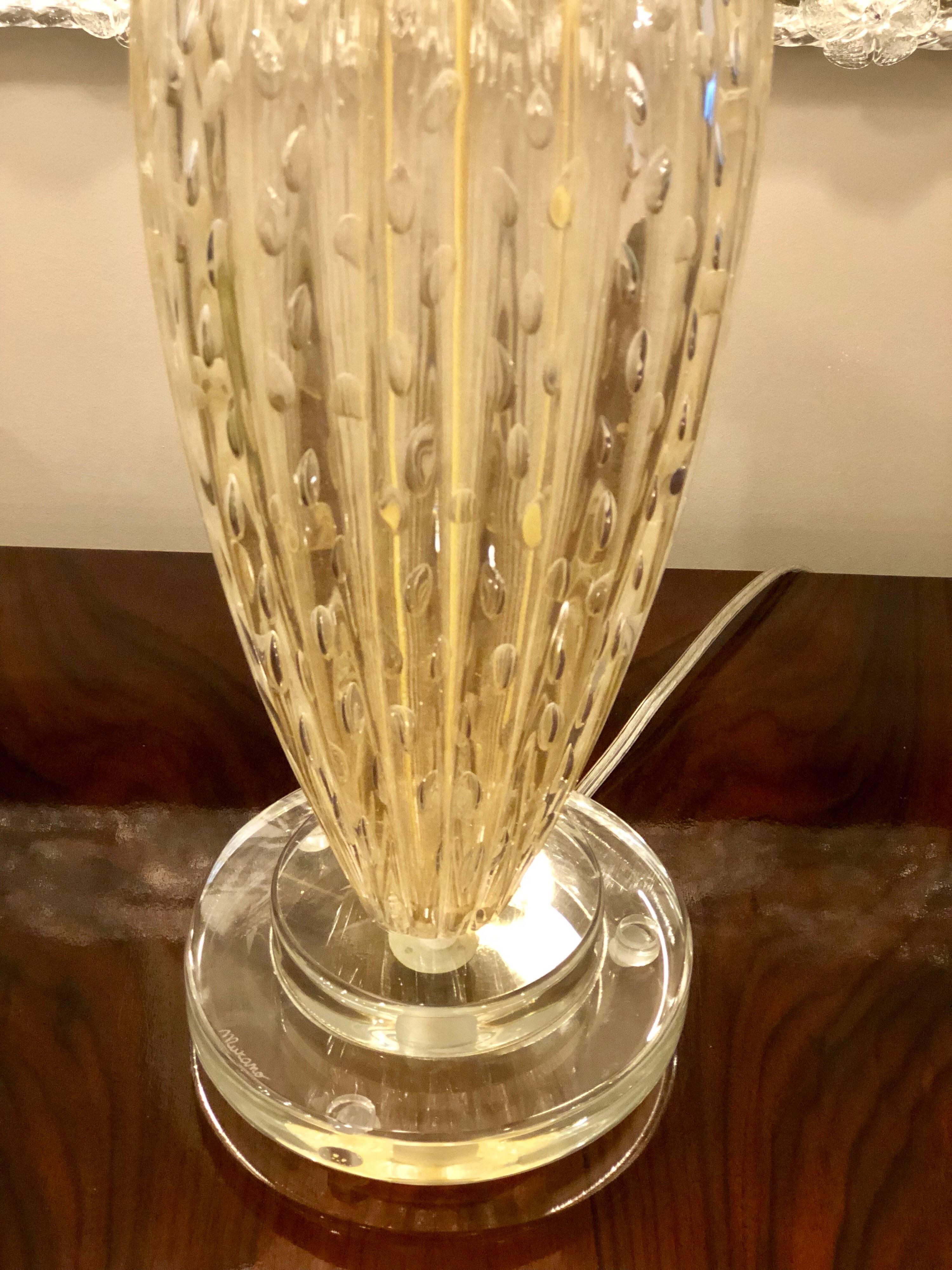 20ième siècle Paire de lampes de table italiennes en verre vnitien et de Murano, transparentes et dores, style Midcentury en vente