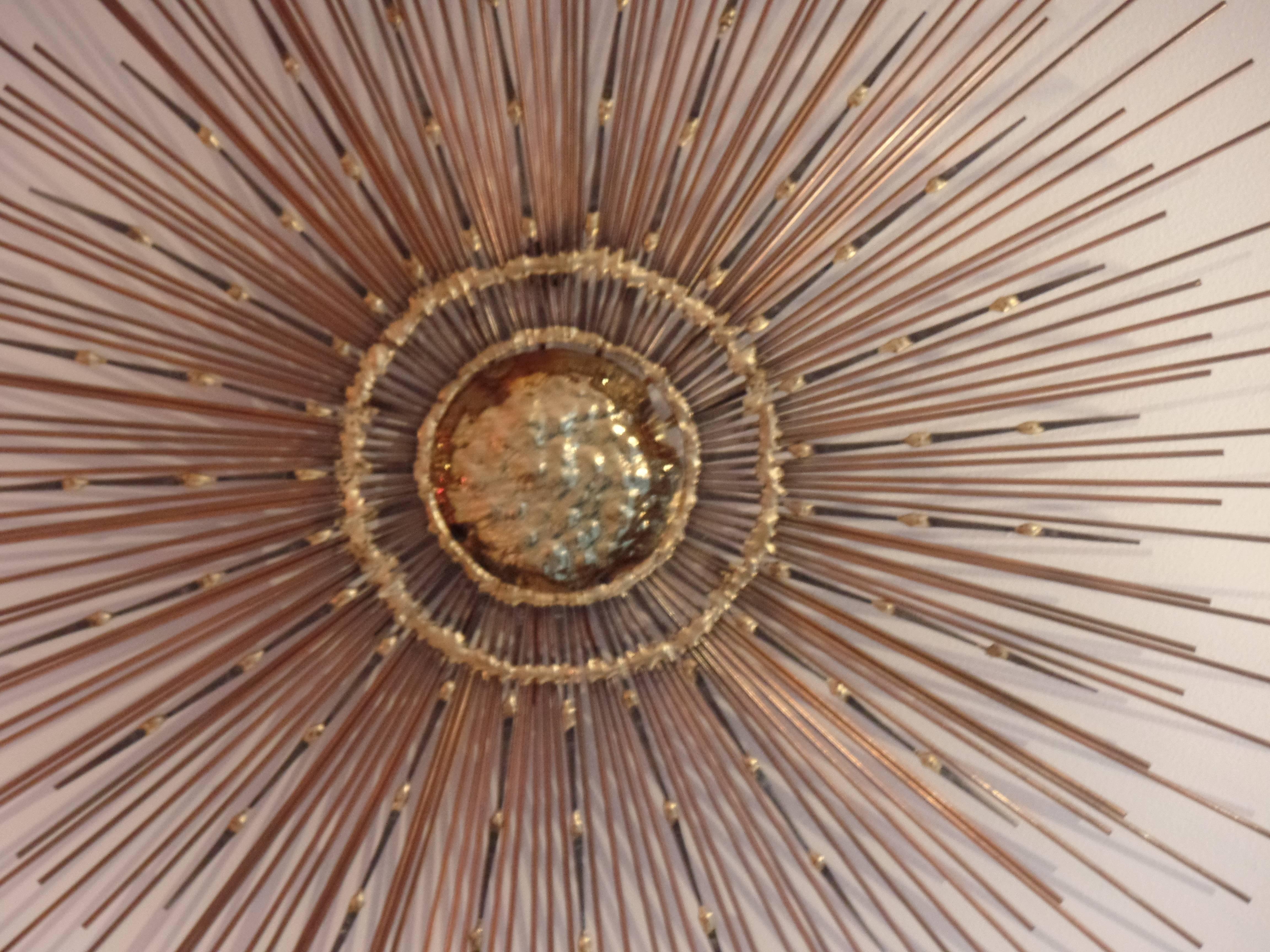 Mid-Century moderno Raro specchio a raggiera in rame, ottone e ferro della metà del secolo scorso / scultura da parete di Bela in vendita