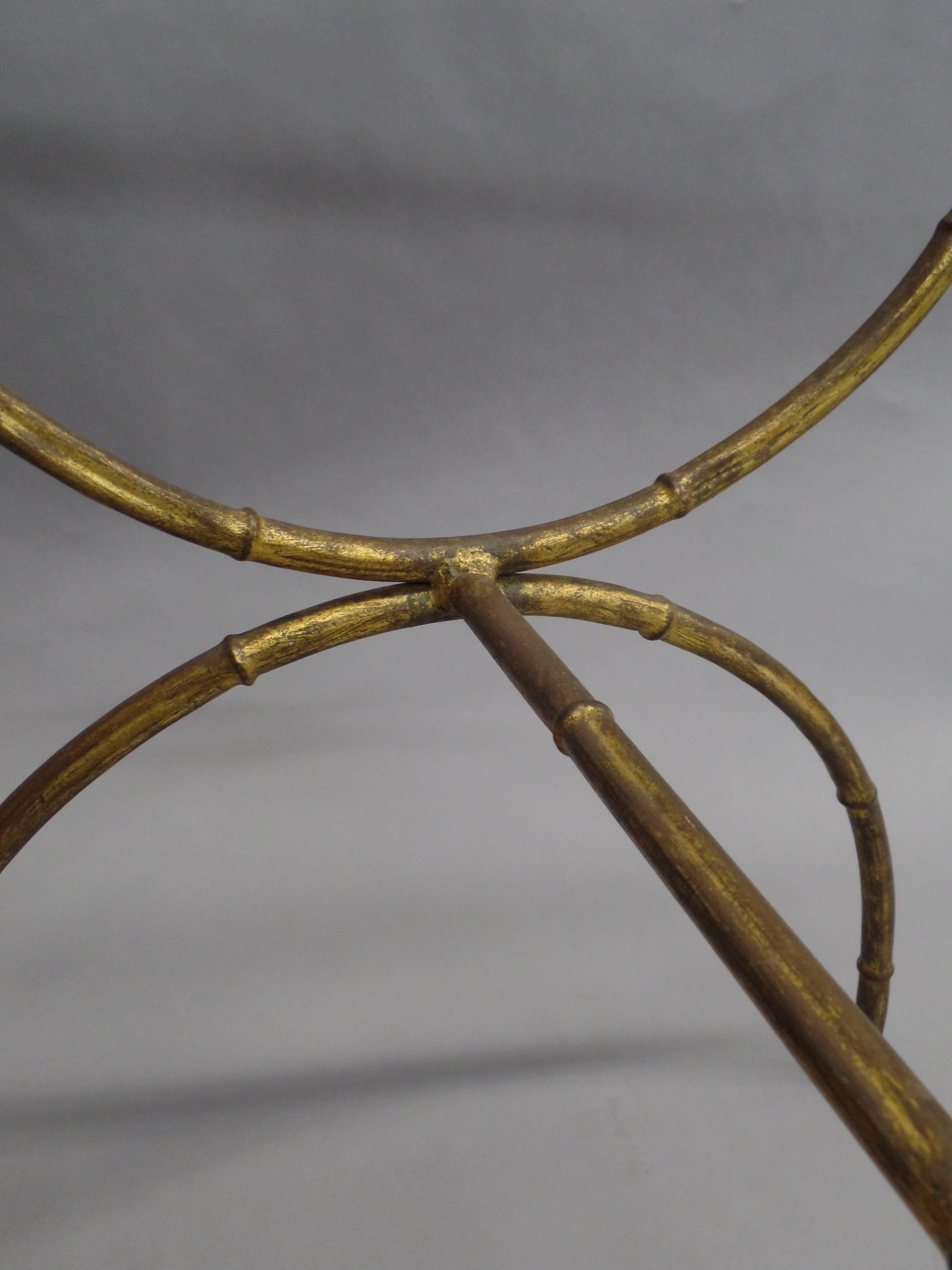 Mesa de sofá / Consola francesa moderna neoclásica de hierro dorado imitación bambú by Baguès siglo XX en venta