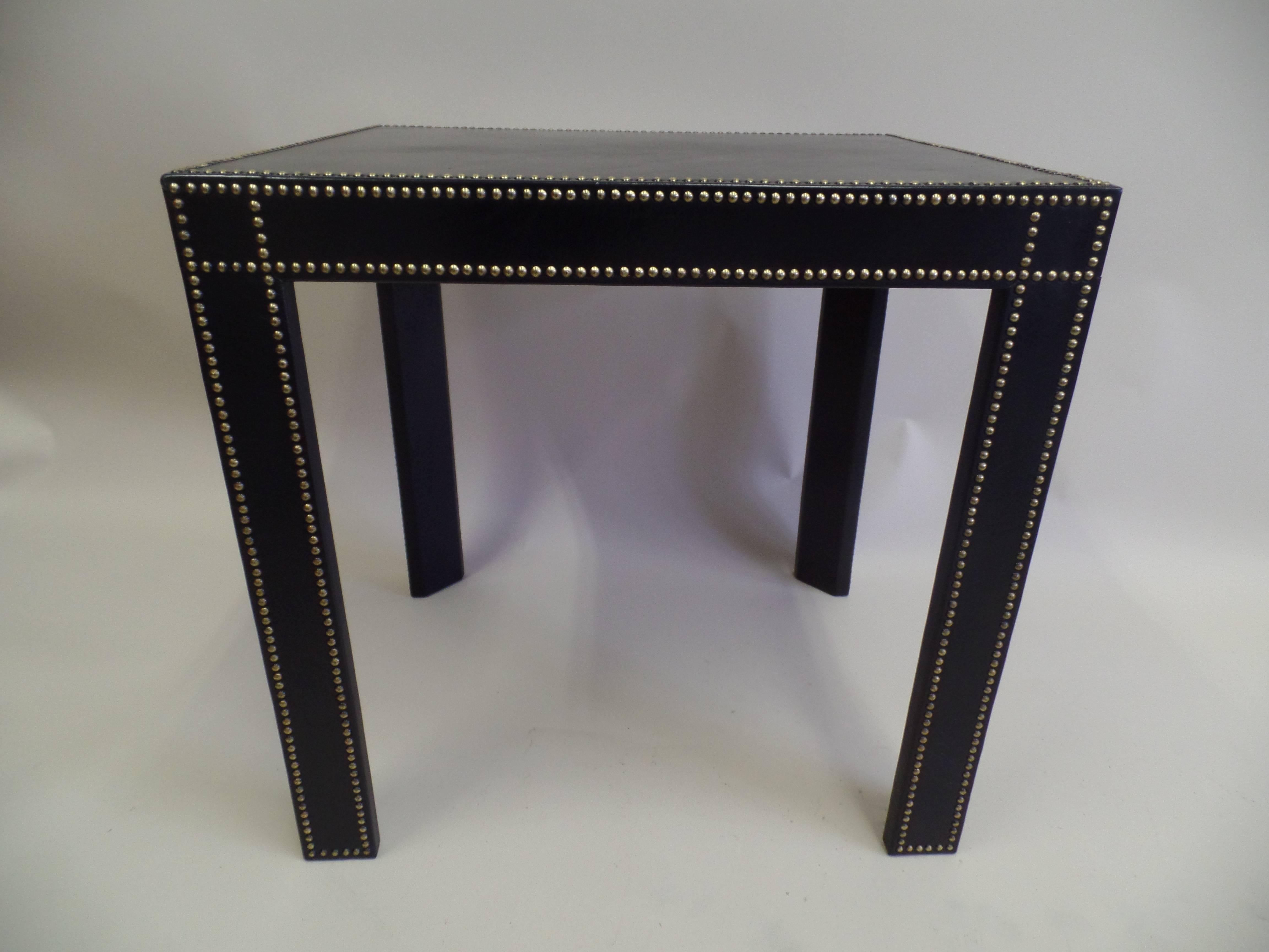 Mid-Century Modern Paire de tables d'appoint en cuir noir clouté de style The Modernity, Pierre Lottier en vente