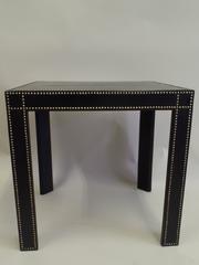 Paire de tables d'appoint en cuir noir clouté de style The Modernity, Pierre Lottier